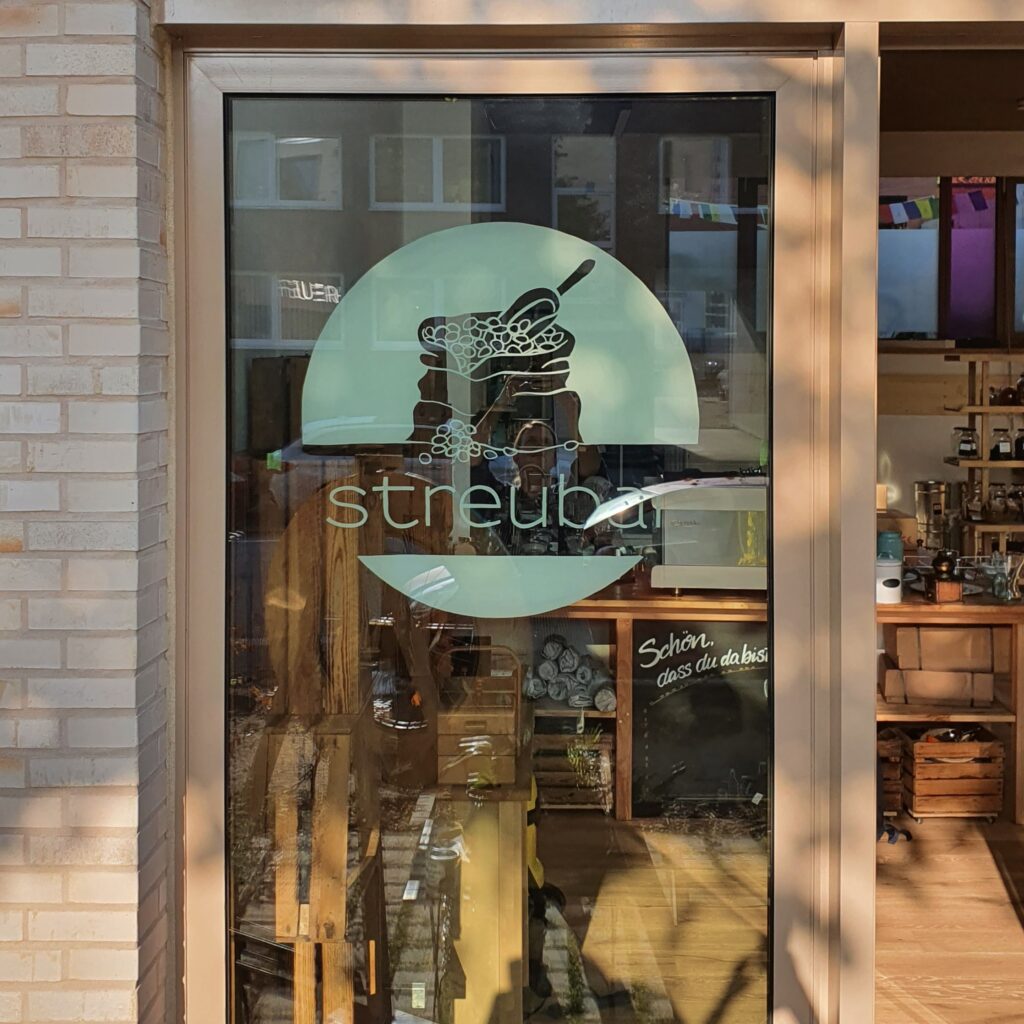Glastür Bemalung Logo Eingang